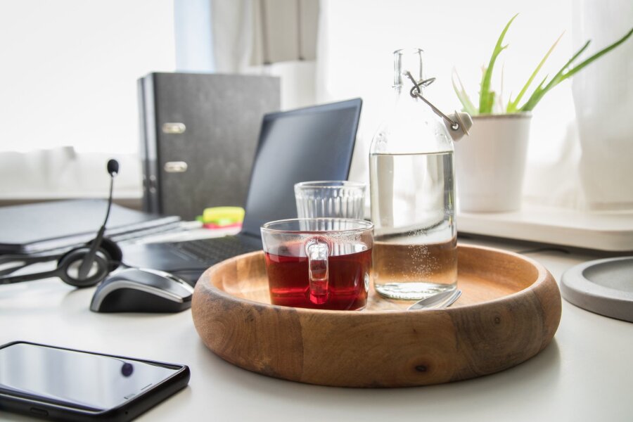 Genug trinken leicht gemacht: 6 Tipps für den Arbeitsalltag - Ausreichende Flüssigkeitszufuhr ist wichtig: Wer seine Getränke direkt auf dem Schreibtisch stehen hat, denkt öfter daran, regelmäßig zu trinken.