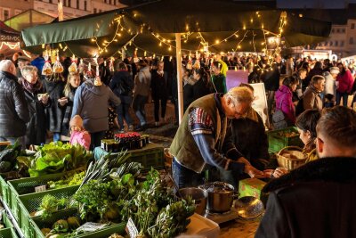 Genussmarkt in Rochlitz: Am Samstag wird es köstlich - Bei der Premiere des Genussmarkts 2022 schlenderten kurz nach Beginn viele Leute an den Ständen vorbei.