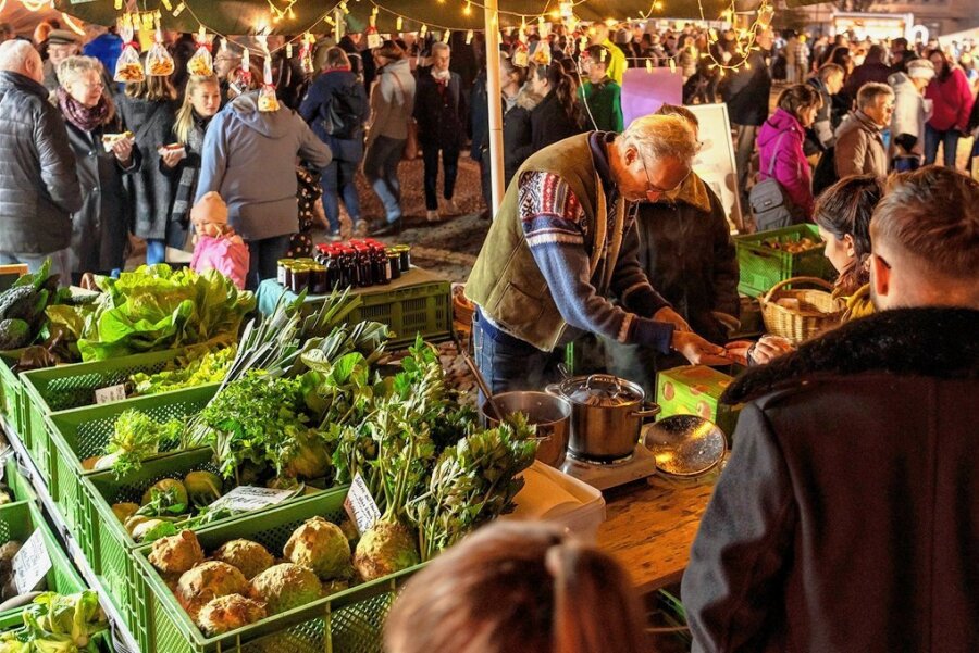 Genussmarkt in Rochlitz lockt Besucher in Scharen an - Mit einem Genussmarkt ist am Samstag die diesjährige Rochlitzer Regionalmarkt-Saison zu Ende gegangen