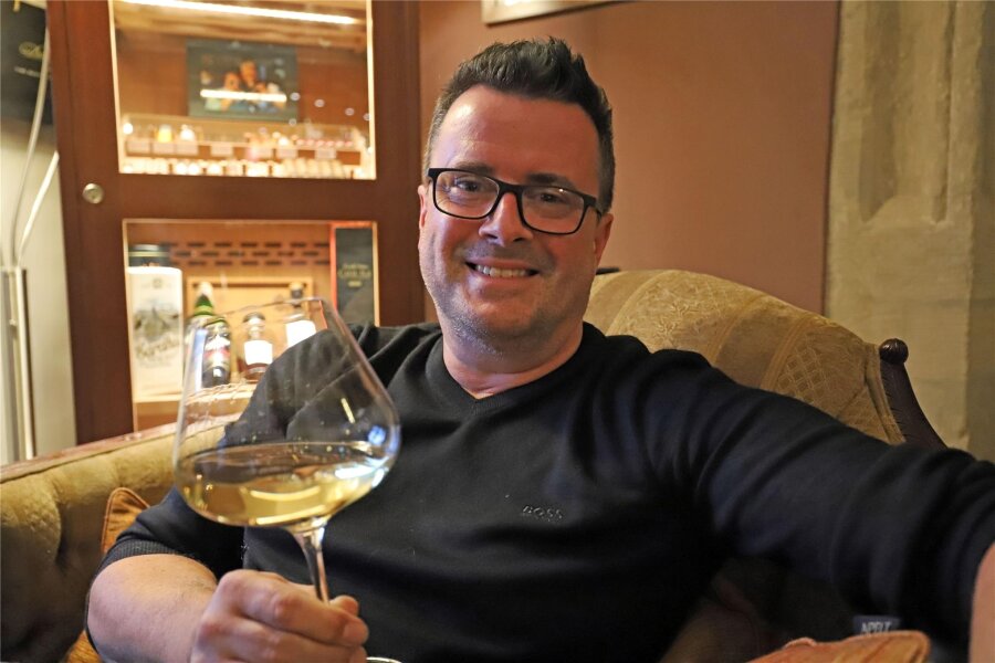 Genussmensch, Arbeitstier und Gastronom mit Faible für guten Geschmack: Seit 25 Jahren ist Ronny Löser in Freiberg - Stößt zufrieden auf seine 25 Jahre in Freiberg an: Restaurantchef und Weinkenner Ronny Löser.