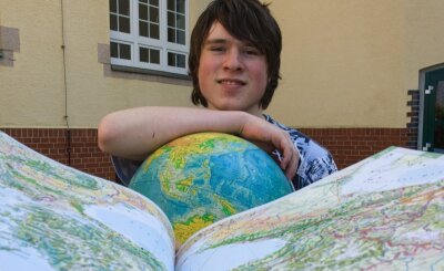 Christopher Günther mit Atlas und Globus