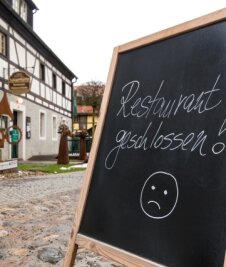 Geöffnet bleiben während Corona? Gastronomen im Erzgebirge sind sich uneins - Ein Schild am Hotel Saigerhütte weist auf das geschlossene Restaurant des Hauses hin. 