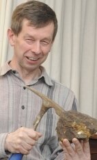 Geologe Petr Rojik präsentiert Steine - 