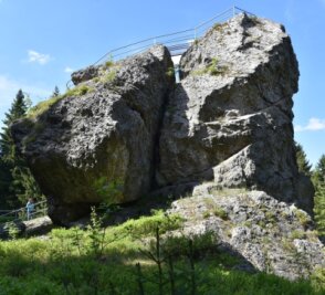 Geologischer Dienst unterstützt Geopark - Der Topasfelsen Schneckenstein bei Tannenbergsthal ist das bekannteste Geotop des Geo-Umweltparks Vogtland. 