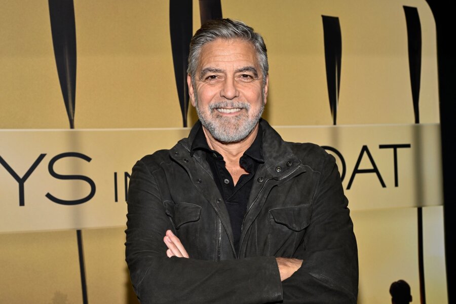 George Clooney gibt sein Broadway-Debüt - Vor seiner Filmkarriere spielte George Clooney in kleineren Bühnenproduktionen mit.