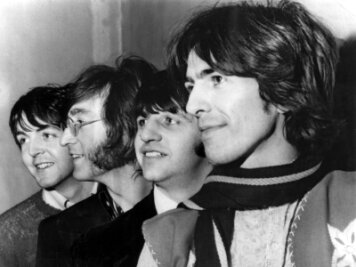 George Harrison in Liverpool geehrt - Paul (l-r), John, Ringo und George.