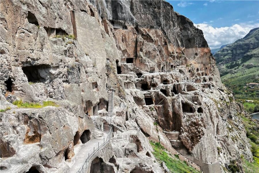 Georgien im Aufbruch - Die Höhlenstadt Wardzia aus dem 12. Jahrhundert zählt zu den bedeutendsten Sehenswürdigkeiten Georgiens. 
