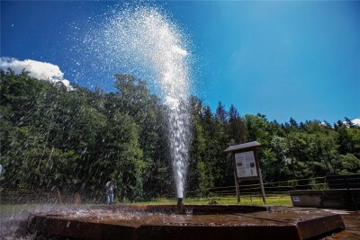 Geothermie-Großprojekt am Geysir im Vogtland: Landrat hofft auf Kraftwerksbau ab 2025 - Bis zu 50 Meter hoch kann der Geysir in Geilsdorf, die Thermalquelle Neumühle sprudeln. Wissenschaftler gehen davon aus, dass das Wasser aus der Tiefe älter als 10.000 Jahre ist.