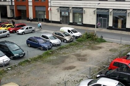 <p class="artikelinhalt">Vorerst bleibt der Parkplatz erhalten, doch spätestens Mitte 2013 will ein Investor auf der Fläche ein Wohn- und Geschäftshaus bauen. </p>