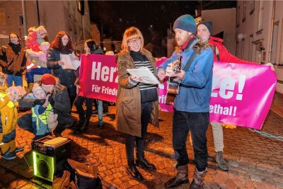 Geplante Flüchtlingsunterkunft in Kriebethal: "Freie Sachsen" erhalten Gegenprotest - Die Linken-Landtagsabgeordnete Marika Tändler-Walenta (Bildmitte) hatte zum Gegenprotest aufgerufen.