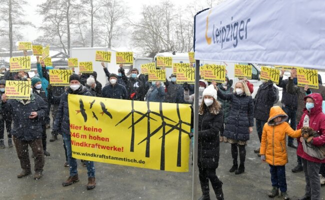 Geplante Windkraftanlagen: Oberschöna ruft Verfassungsgericht an - Etwa 100 Anwohner brachten im März vorigen Jahres ihre Ablehnung zu dem Windkraft-Projekt bei Kleinschirma zum Ausdruck, für das die Stadtwerke Leipzig und ihr Partnerunternehmen aus Großschirma mit einem Infostand in dem Ortsteil von Oberschöna werben wollten. 