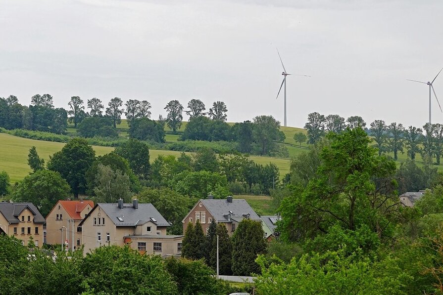 Geplante Windräder werfen in Niederlungwitz Fragen auf - Von Niederlungwitz aus kann man die beiden neuen Windräder von Lobsdorf sehen. Jetzt sollen links und rechts der von Pappeln gesäumten Plattenstraße weitere Windräder hinzukommen.
