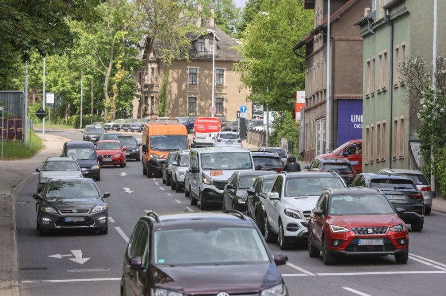 Etwa 40.000 Fahrzeuge sind auf der Leipziger Straße im letzten Teilabschnitt vor der Autobahn täglich unterwegs. Dennoch wird nun noch einmal detailliert geprüft, ob dort genug Raum für eine Straßenbahn wäre. 