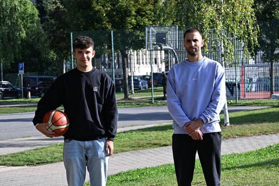 Geplanter Basketballplatz im Konkordiapark: Ein Spielfeld mit Heimatgefühl - Vor dem Interview noch ein paar Körbe geworfen: Alex Rabtschuk (links) und Andre Zimpel.