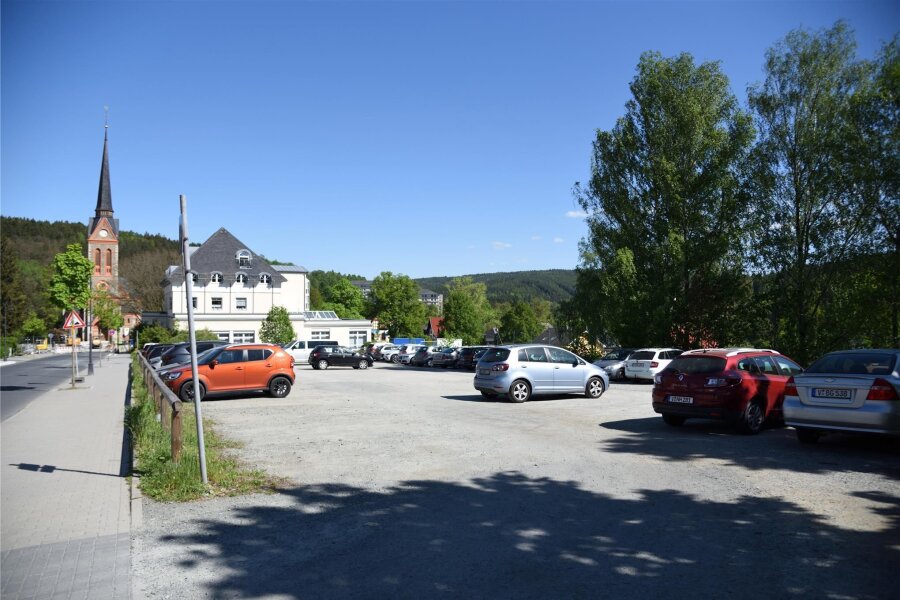 Geplanter Parkplatzbau in Bad Elster: Stadträte haben Klärungsbedarf - Der Parkplatz an der Hagerstraße in Bad Elster soll 2025 grundhaft ausgebaut und die bestehenden Stellflächen erweitert werden.