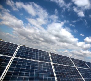 Geplanter Solarpark: Echo geteilt - Solar-Module in einem Energie-Park: Die Ökostrom-Erzeugung in Deutschland steuert auf einen neuen Rekord zu. Ob auch in Grünlichtenberg bald eine solche Anlage steht, wird derzeit noch diskutiert. 
