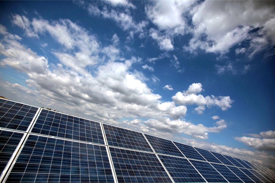 Geplanter Solarpark im Erzgebirge löst Sorgen und Bedenken aus - Solarmodule stehen in einem Energie-Park. In Gornsdorf gibt es Pläne für einen großen Solarpark mit einer Leistung von bis zu 40 Megawatt.