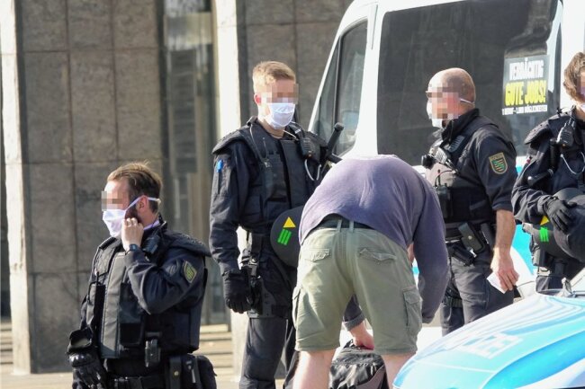 Geplatzter Corona-Protest in Chemnitz: Reichsbürger droht Polizeibeamten vor Gericht - Chemnitz, Innenstadt, 24. April 2020: Zahlreiche Polizeibeamte verhindern eine Demo von Gegnern der Corona-Maßnahmen. Der Protest war kurz zuvor wegen des Infektionsrisikos verboten  worden. Die Ereignisse beschäftigen die Gerichte bis heute. 