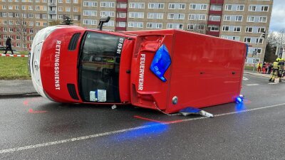 Gera: Rettungswagen der Berufsfeuerwehr in Unfall verwickelt - 