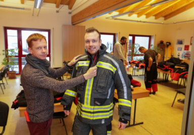 Gerätehaus wird Modehaus: Glauchaus Feuerwehr bestellt sich Maßschneider - 
