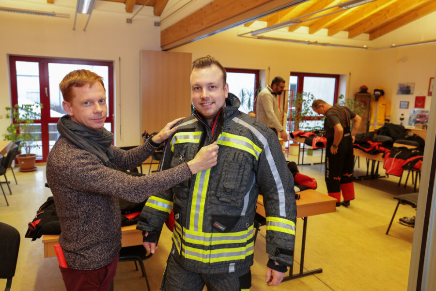 Gerätehaus wird Modehaus: Glauchaus Feuerwehr bestellt sich Maßschneider - 