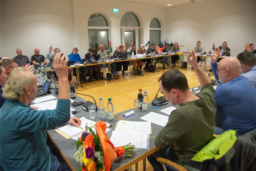 Gereizte Debatte im Oelsnitzer Stadtrat: Was ist der richtige Politikstil? - Der Oelsnitzer Stadtrat bei einer Abstimmung.