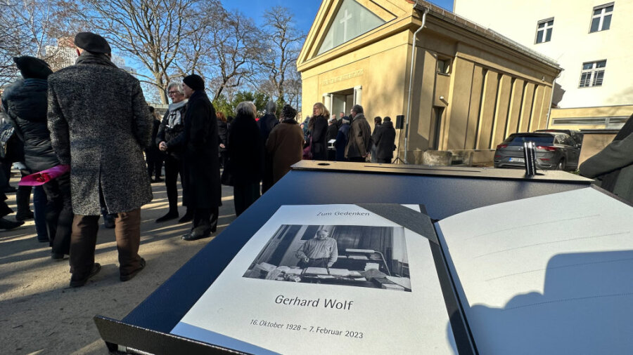 Zahlreiche Gäste nahmen heute an der Trauerfeier des verstorbenen Schriftstellers Gerhard Wolf auf dem Dorotheenstädtischen Friedhof teil. Der Ehemann der Schriftstellerin Christa Wolf (1929-2011) war am 7. Februar in Berlin gestorben.