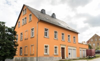 Gericht erlässt Haftbefehl gegen Bauunternehmer - Heizungs- beziehungsweise Sanitärarbeiten in diesem Haus in Grünhainichen soll der Angeklagte der Firma Arnhold nicht bezahlt haben. 