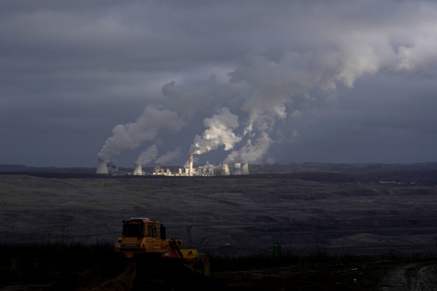 Gericht in Polen kassiert Umweltprüfung für Tagebau in Turow - Rauch steigt auf aus den Schornsteinen Braunkohle-Tagebau Turow.