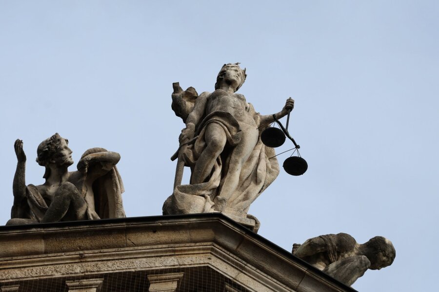 Gericht urteilt über Gefährlichkeit von Preisschildern - Ein Gericht in München musste über die  Gefährlichkeit von Preisschildern urteilen.