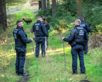 Gerichtsmedizinische Untersuchung steht noch aus - Stundenlang hatten Polizeibeamte, unterstützt von Polizeischülern, das Waldstück bei Jöhstadt abgesucht. 