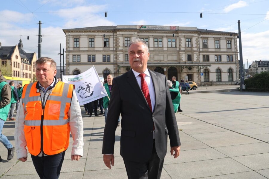 Gerichtsurteil: City-Bahn siegt in erster Instanz gegen Gewerkschaft GDL - GDL-Chef Claus Weselsky (im Anzug) bei einer Streikkundgebung am 17. Mai in Chemnitz.