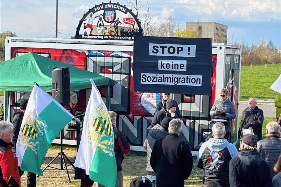Geringe Teilnehmerzahl an Anti-Asyl-Kundgebung vor dem Zwickauer Stadion - Kundgebung im Vorfeld der Einwohnerversammlung in Zwickau-Eckersbach: Die Redner gaben sich betont moderat. 