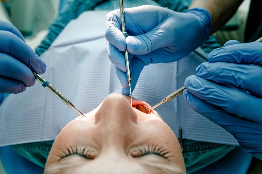Geringswalde: Bald kein Zahnarzt mehr im Ort - Eine Zahnwurzelbehandlung kann einen entzündeten Zahn retten, die Möglichkeit einer Behandlung vorausgesetzt.