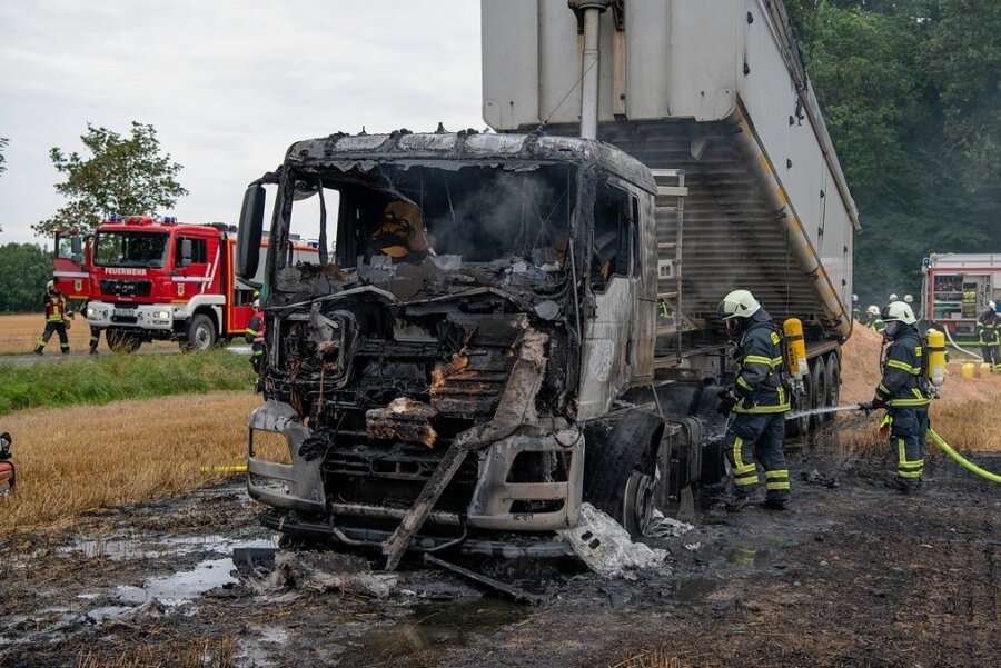 Geringswalde: Feuerwehr löscht brennenden Löschkalk-Laster - Von der Zugmaschine des Kippsattelzuges, der am Arraser Busch Löschkalk abladen wollte, ist nach dem Brand nicht mehr viel übrig geblieben. 