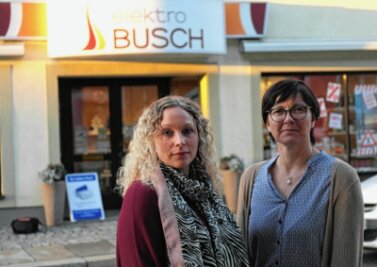 Geringswalde verliert Geschäft: Elektro-Busch schließt nach 32 Jahren - Ina Ruppelt (l.) wird bis zur Schließung des Geschäftes an der Dresdener Straße noch hinter dem Ladentisch stehen. Mandy Thieme unterstützt die Verkäuferin bis dahin. 