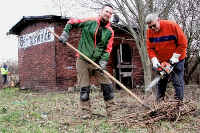 Geringswalder Bahnwärterhäuschen erfährt neue Nutzung - Frank Wagenbichler (l.) und Günter Busch machen Gestrüpp und Wildwuchs rund um das Gebäude den Garaus. 