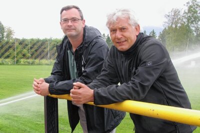 Geringswalder Fußballer brauchen langen Atem - Mike Leye (r.) und Andreas Mehnert brauchen Geduld bei der Sanierung. 