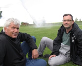 Geringswalder Fußballer lassen es regnen - Mike Leye (l.) und Andreas Mehnert freuen sich mit dem gesamten Fußballclub über das sanierte Spielfeld mit der Bewässerungsanlage. 