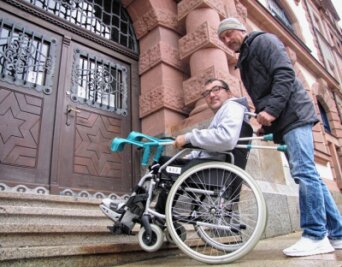 Geringswalder kritisiert Barrieren für Behinderte - Für Kommunalpolitiker David Rausch, der momentan im Rollstuhl sitzt, ist trotz Unterstützung durch Enrico Bock spätestens an den Stufen zum Foyer des Geringswalder Rathauses Schluss. 