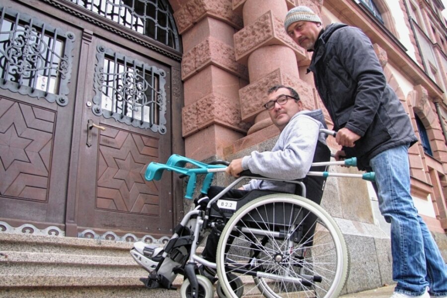 Geringswalder kritisiert Barrieren für Behinderte - Für Kommunalpolitiker David Rausch, der momentan im Rollstuhl sitzt, ist trotz Unterstützung durch Enrico Bock spätestens an den Stufen zum Foyer des Geringswalder Rathauses Schluss. 