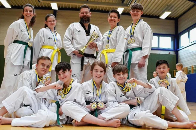 Geringswalder Taekwondo-Sportler belohnen sich mit Medaillen - So sehen Gewinner aus: (hinten, v. l.) Sindy Poppitz, Lilian Mitterer, Co-Trainer Robert Heidrich, Nicole und Max Thalmann. (vorn, v. l.) Bruno Arnold, Jannis Spreer, Oscar Poppitz, Gustav Thalmann und Jason Jesch. 