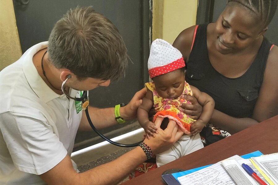 German Doctors: Gebürtiger Beierfelder arbeitet in Kenia - Thomas Mitter bei der Untersuchung eines Kindes in der Ambulanz.