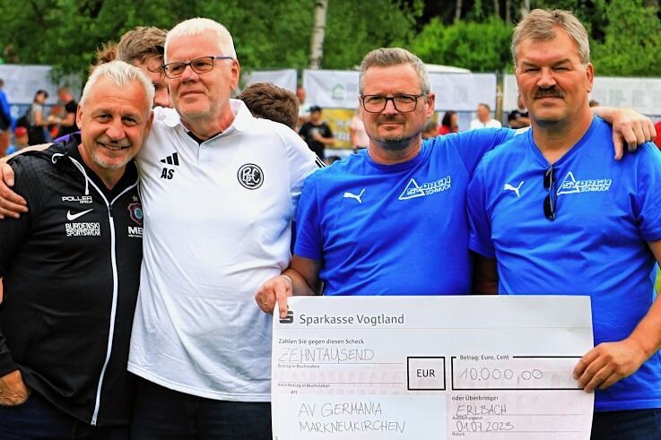 Germania würdigt Engagement des BC Erlbach - Germania-Vorsitzender Jens Berndt (rechts) und Mannschaftsleiter Jörg Guttmann (Zweiter von rechts) mit dem ersten Scheck. Von links Aue-Trainer Pavel Dotchev und Andreas Schaff vom BC Erlbach. 