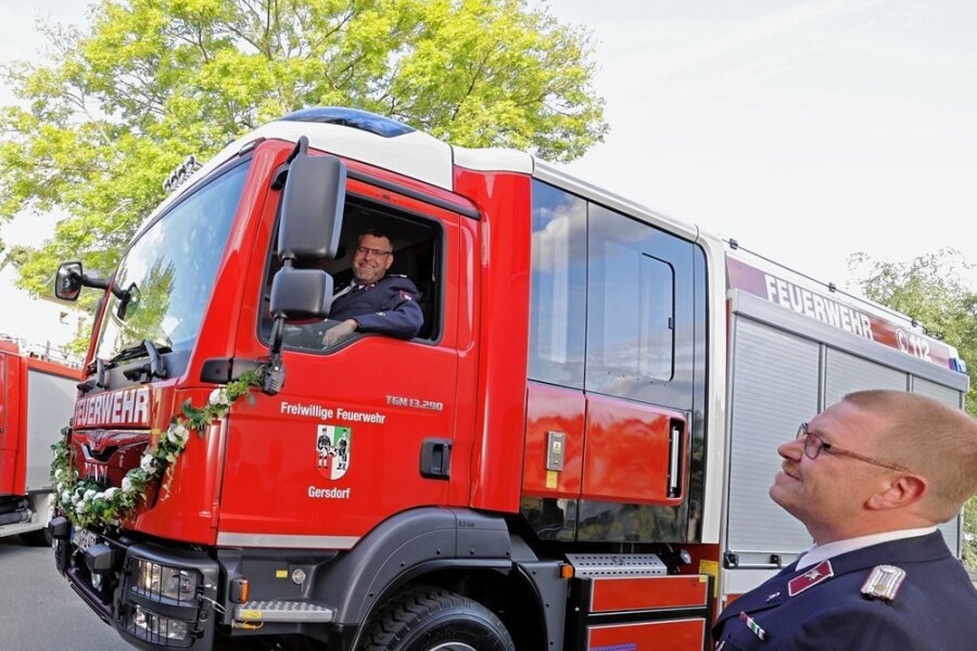 Ein neues Feuerwehrauto wurde in Gersdorf übergeben. Mario Legis und sein Bruder André, Wehrleiter der Freiwilligen Feuerwehr Gersdorf im Fahrzeug, sind darauf sehr stolz.