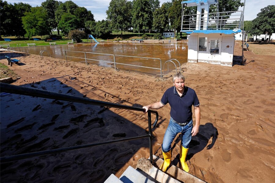 Gersdorf: Freistaat unterstützt Wiederaufbau des Sommerbads - Gersdorf Bürgermeister Erik Seidel im August 2022 im vom Schlamm überfluteten Sommerbad.