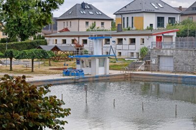 Gersdorf: Im geschlossenen Bad soll Geburtstag gefeiert werden - Blick auf das seit knapp einem Jahr geschlossene Sommerbad in Gersdorf.