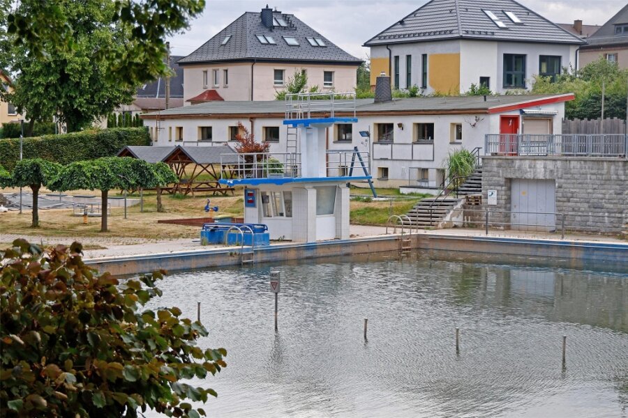 Gersdorf: Im geschlossenen Bad soll Geburtstag gefeiert werden - Blick auf das seit knapp einem Jahr geschlossene Sommerbad in Gersdorf.