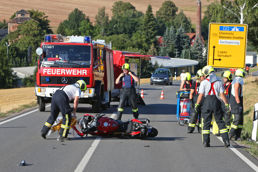 Gersdorf: Motorradfahrer bei Unfall auf B 173 schwer verletzt - Ein Motorradfahrer ist am Montagabend bei einem Unfall auf der B 173 in Höhe des Ortsausgangs Gersdorf schwer verletzt worden.