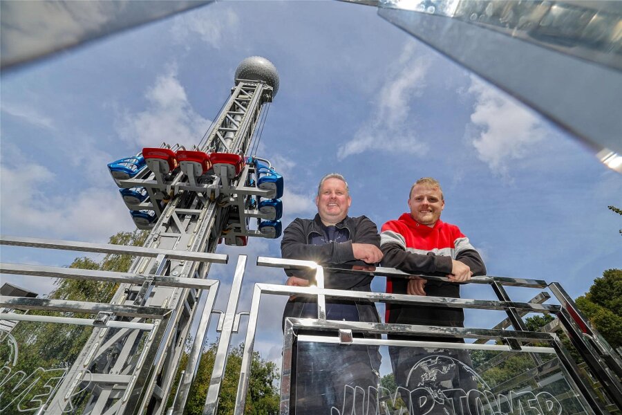 Gersdorf: Riesenrad und Jump-Tower locken zur Kirmes - Ein Fahrgeschäft für Adrenalin-Junkies bieten Rocco Franzelius (links) und sein Bruder Scott auf der Gersdorfer Kirmes. In ihrem “Jump-Tower” können Fahrgäste den freien Fall erleben.
